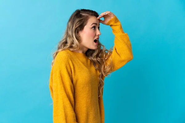 Mujer Brasileña Joven Aislada Sobre Fondo Azul Con Expresión Sorpresa — Foto de Stock