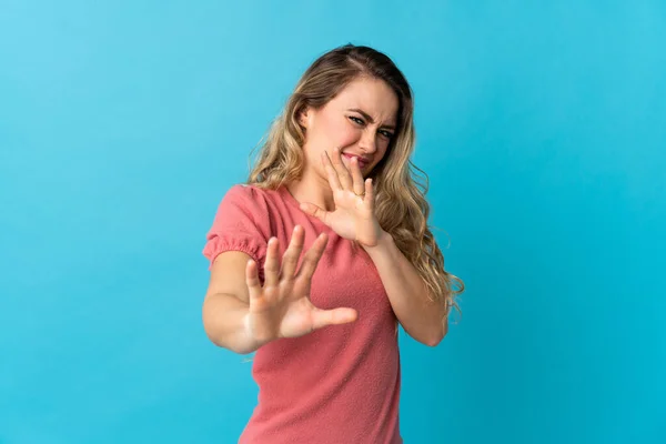 Молодая Бразильская Женщина Изолирована Синем Фоне Нервно Протягивая Руки Передней — стоковое фото