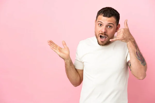 Ung Brasiliansk Man Isolerad Rosa Bakgrund Gör Telefon Gest Och — Stockfoto