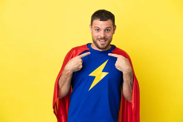Super Hrdina Brazilský Muž Izolované Žlutém Pozadí Překvapivým Výrazem Obličeje — Stock fotografie