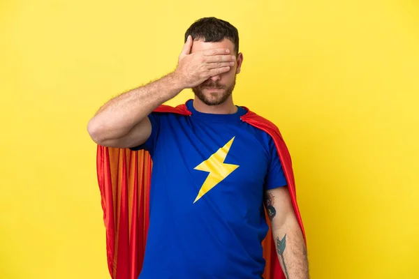 Super Hrdina Brazilský Muž Izolovaný Žlutém Pozadí Zakrývající Oči Rukama — Stock fotografie
