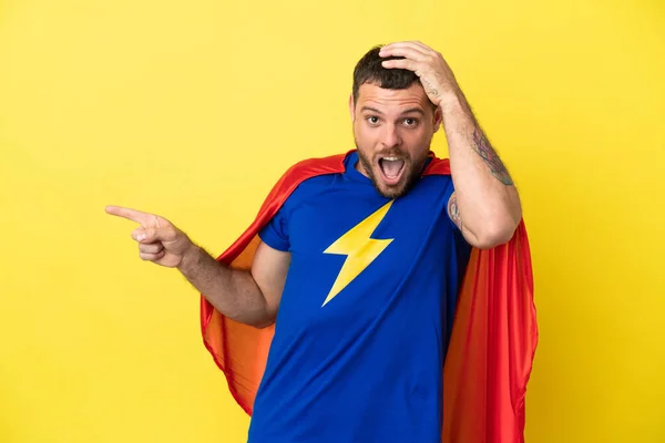 Super Hrdina Brazilský Muž Izolovaný Žlutém Pozadí Překvapený Ukazující Prstem — Stock fotografie