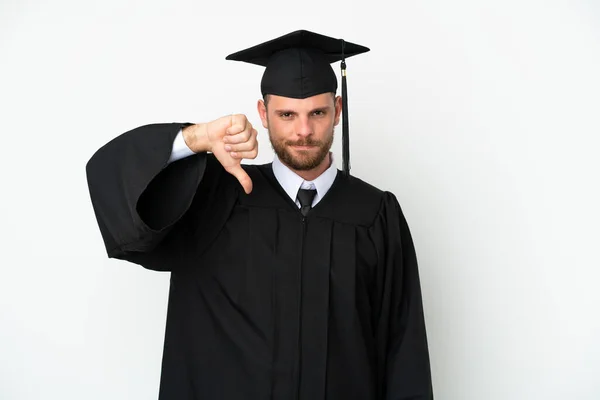 若い大学ブラジルの卒業生は 負の式で親指を示す白い背景に隔離されました — ストック写真