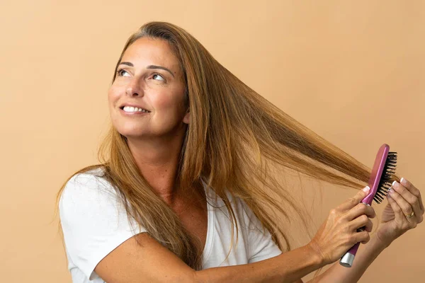 Mulher Brasileira Meia Idade Isolada Fundo Bege Com Pente Cabelo — Fotografia de Stock