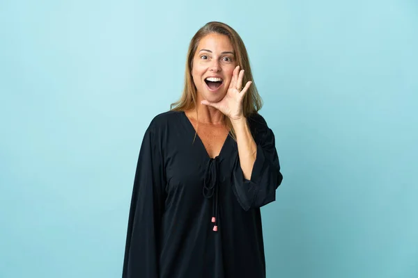 Middle Age Brazilian Woman Isolated Blue Background Surprise Shocked Facial — ストック写真