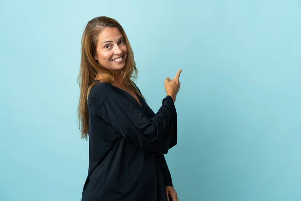 Mujer Brasileña Mediana Edad Aislada Sobre Fondo Azul Apuntando Hacia —  Fotos de Stock