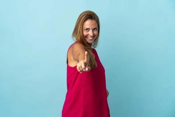 Mujer Brasileña Mediana Edad Aislada Sobre Fondo Azul Mostrando Levantando — Foto de Stock