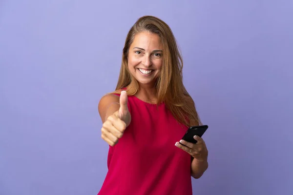 Бразильська Жінка Середнього Віку Ізольована Фіолетовому Фоні Використовуючи Мобільний Телефон — стокове фото