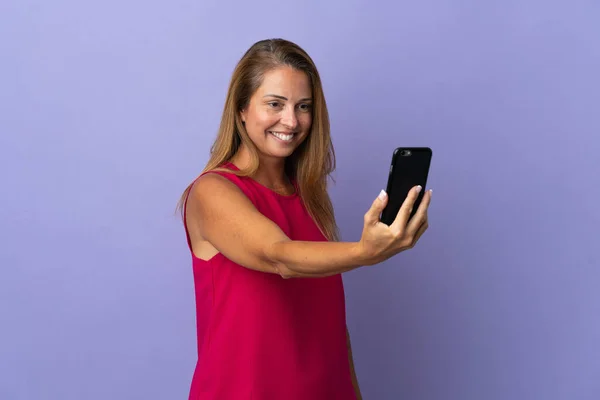 Donna Brasiliana Mezza Età Isolata Sfondo Viola Facendo Selfie Con — Foto Stock