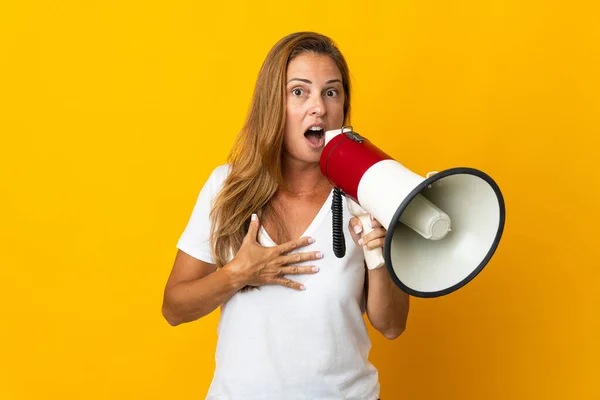 Middelbare Leeftijd Braziliaanse Vrouw Geïsoleerd Gele Achtergrond Schreeuwen Door Een — Stockfoto