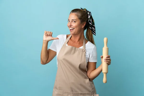 Femme Âge Moyen Uniforme Chef Fier Satisfait Soi — Photo