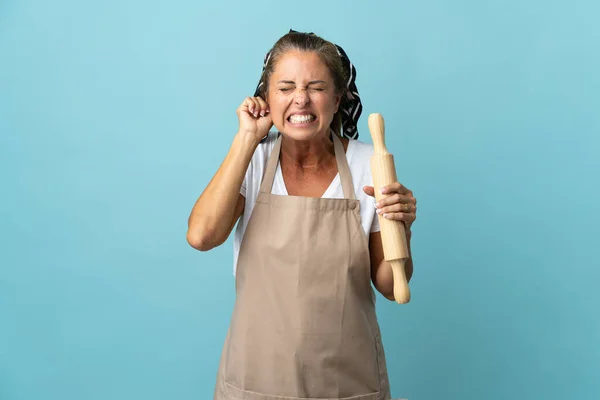 Frau Mittleren Alters Koch Uniform Frustriert Und Mit Verdeckten Ohren — Stockfoto