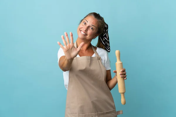 Middelbare Leeftijd Vrouw Chef Kok Uniform Tellen Vijf Met Vingers — Stockfoto