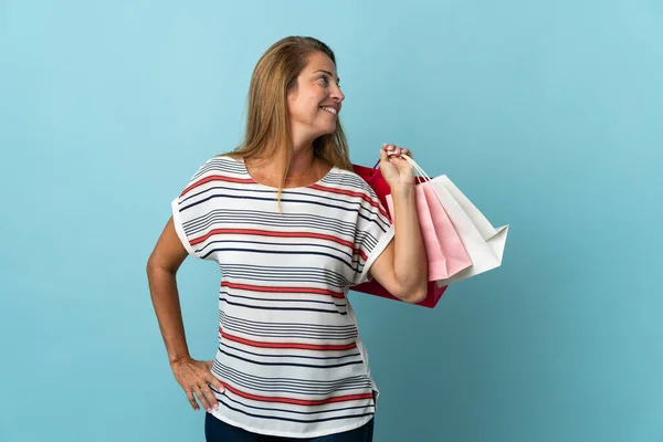 Mulher Brasileira Meia Idade Isolada Fundo Azul Segurando Sacos Compras — Fotografia de Stock