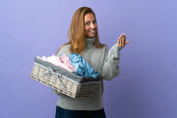 Frau Mittleren Alters Die Einen Wäschekorb Auf Lila Hintergrund Isoliert — Stockfoto