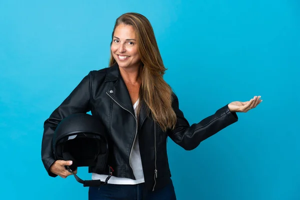 Frau Mittleren Alters Hält Einen Motorradhelm Isoliert Auf Blauem Hintergrund — Stockfoto