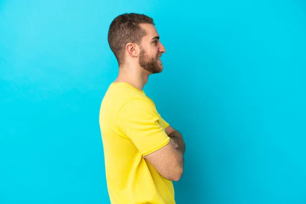 Young Handsome Caucasian Man Isolated Blue Background Lateral Position — 스톡 사진