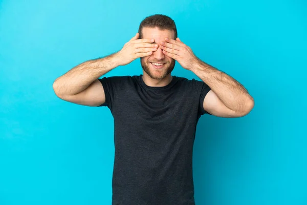 Ung Stilig Kaukasisk Man Isolerad Blå Bakgrund Täcker Ögon Med — Stockfoto