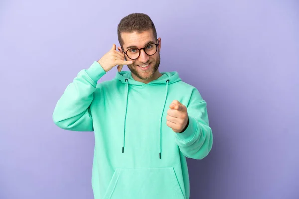 Young Handsome Caucasian Man Isolated Purple Background Making Phone Gesture — Stock fotografie