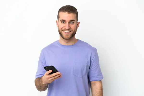 Νεαρός Όμορφος Καυκάσιος Άνδρας Απομονωμένος Λευκό Φόντο Χρησιμοποιώντας Κινητό Τηλέφωνο — Φωτογραφία Αρχείου