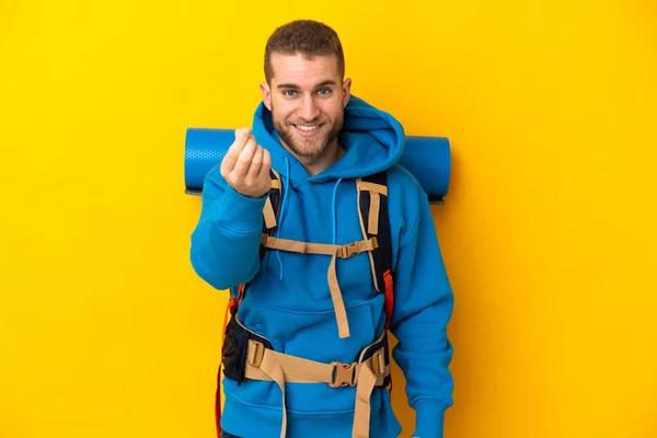 Young Caucasian Mountaineer Man Big Backpack Isolated Yellow Background Making — Stockfoto