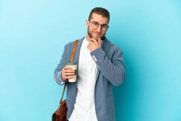 Jonge Blanke Zakenman Geïsoleerd Blauwe Achtergrond Kijken Naar Zijkant Glimlachen — Stockfoto