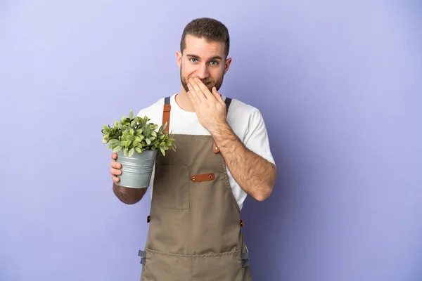 배경에 고립된 식물을 가드너 Gardener 원시인 행복하게 손으로 미소짓고 — 스톡 사진