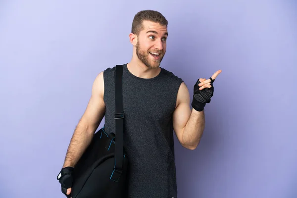 Joven Deportista Con Bolsa Deporte Aislada Sobre Fondo Blanco Con — Foto de Stock