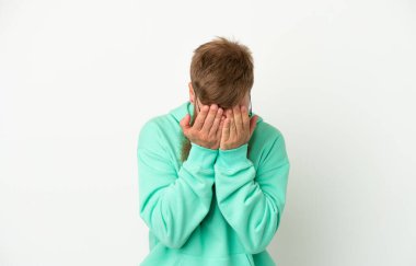 Kırmızımsı beyaz adam, beyaz arka planda izole edilmiş, yorgun ve hasta bir ifadeyle.