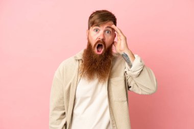 Pembe arka planda izole edilmiş genç beyaz adam bir şey fark etti ve çözüme niyetlendi.