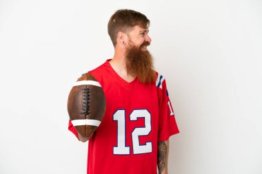 Beyaz arka planda izole edilmiş, ragbi oynayan Kafkasyalı genç bir adam.