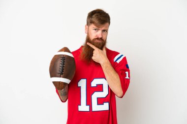 Beyaz arka planda ragbi oynayan Kafkasyalı genç adam...