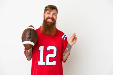 Beyaz arka planda izole edilmiş beyaz arka planda ragbi oynayan Kafkas 'lı genç adam,