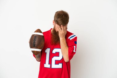 Beyaz arka planda ragbi oynayan Kafkasyalı genç adam yorgun ve hasta bir ifadeyle izole edilmiş.