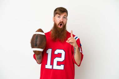 Beyaz arka planda ragbi oynayan Kafkas 'lı genç adam çözümü bulmak için parmağını kaldırıyor.