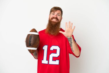 Beyaz arka planda ragbi oynayan Kafkasyalı genç adam parmaklarıyla beşi sayıyor.