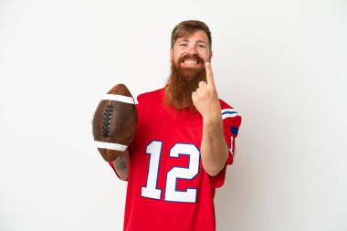 Beyaz arka planda ragbi oynayan Kafkasyalı genç bir adam geliyor.