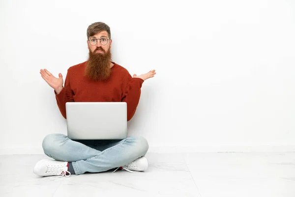 Young Reddish Caucasian Man Laptop Isolated White Background Having Doubts — 图库照片