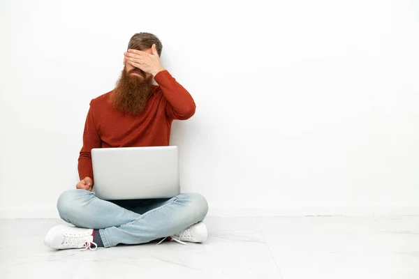 Jovem Homem Caucasiano Avermelhado Com Laptop Isolado Fundo Branco Cobrindo — Fotografia de Stock