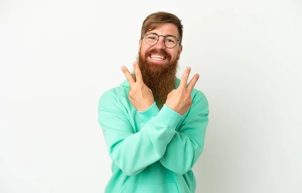 Jovem Caucasiano Avermelhado Isolado Fundo Branco Sorrindo Mostrando Sinal Vitória — Fotografia de Stock