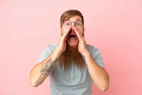 Young Reddish Caucasian Man Isolated Pink Background Shouting Announcing Something — Stock Photo, Image