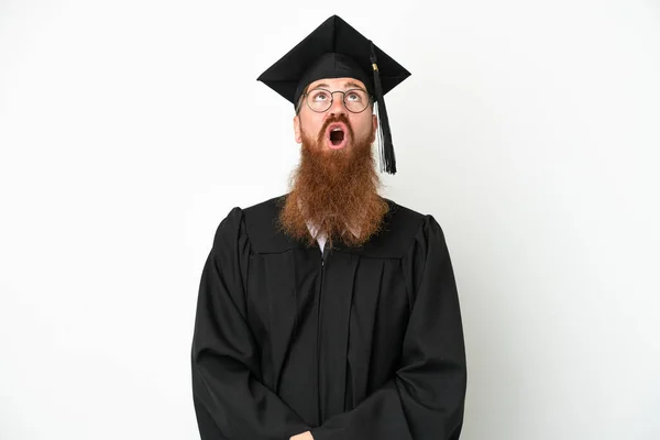 Jonge Universiteit Afgestudeerde Roodachtige Man Geïsoleerd Witte Achtergrond Zoek Omhoog — Stockfoto