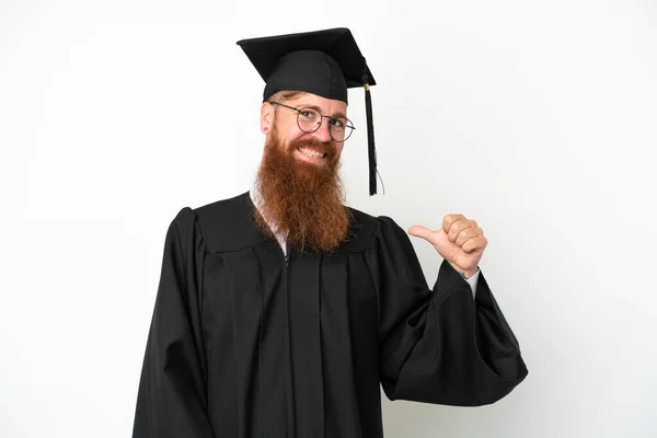 Junger Universitätsabsolvent Rötlicher Mann Isoliert Auf Weißem Hintergrund Stolz Und — Stockfoto