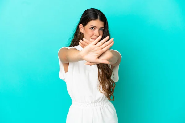 Mujer Caucásica Joven Aislada Sobre Fondo Azul Haciendo Gesto Stop — Foto de Stock