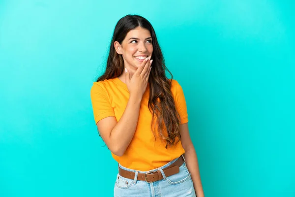 Joven Mujer Caucásica Aislada Sobre Fondo Azul Mirando Hacia Arriba —  Fotos de Stock