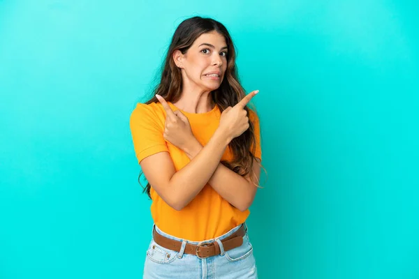 Young Caucasian Woman Isolated Blue Background Pointing Laterals Having Doubts — Stock Photo, Image