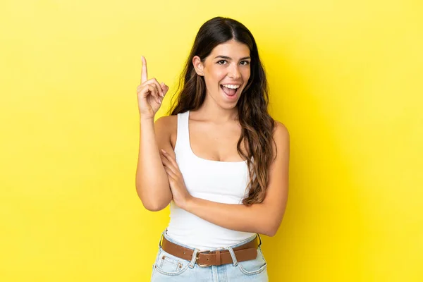 Mujer Caucásica Joven Aislada Sobre Fondo Amarillo Pensando Una Idea —  Fotos de Stock