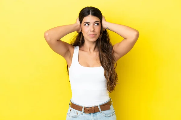 Jeune Femme Caucasienne Isolée Sur Fond Jaune Frustrée Couvrant Les — Photo