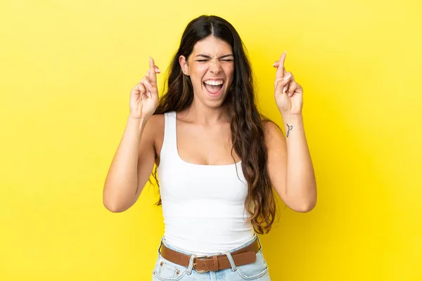 Mulher Caucasiana Jovem Isolado Fundo Amarelo Com Dedos Cruzando — Fotografia de Stock