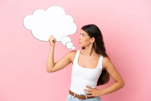 Ung Kaukasisk Kvinna Isolerad Rosa Bakgrund Håller Ett Tänkande Tal — Stockfoto